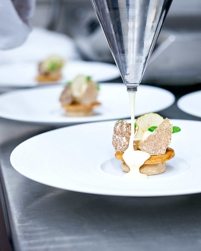 Trüffel & Champagner Dinner 2019, Kilian Stuba, Ifen Hotel - Bretonischer Mürbteig, Valrhona Orelys Canache, Boskoop Apfel, Albatrüffel, Vanillerahm - Dessert