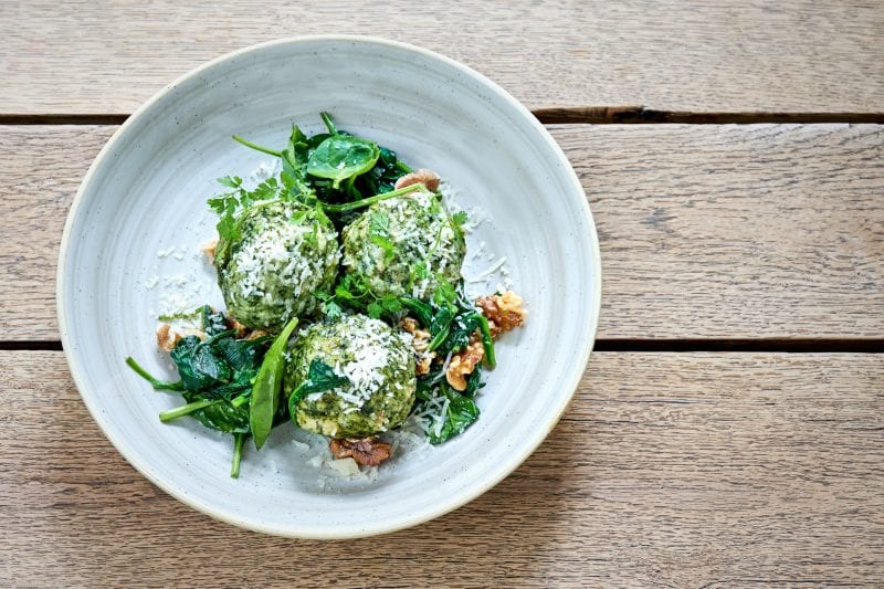 Spinatknödel mit brauner Butter und Parmesan aus der Spezlwirtschaft München