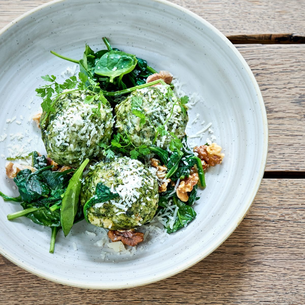 Spinatknödel mit brauner Butter und Parmesan aus der Spezlwirtschaft München