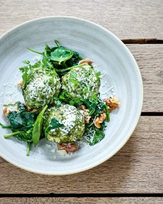 Spinatknödel mit brauner Butter und Parmesan aus der Spezlwirtschaft München