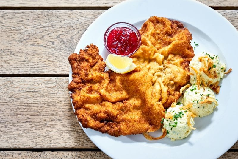 Original Wiener Schnitzel aus der Spezlwirtschaft München mit Erdäpfelkas