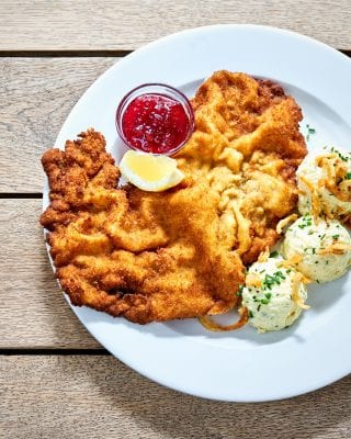 Original Wiener Schnitzel aus der Spezlwirtschaft München mit Erdäpfelkas