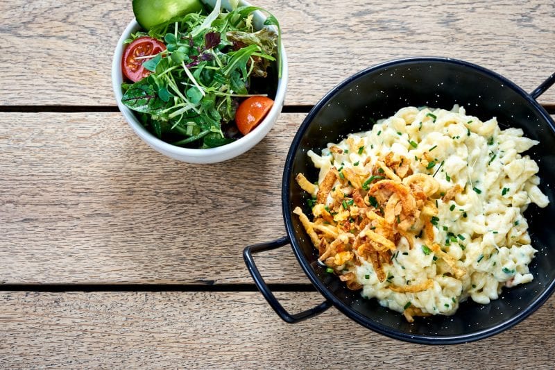 Kässpatzen mit Röstzwiebeln und Salat aus der Spezlwirtschaft München