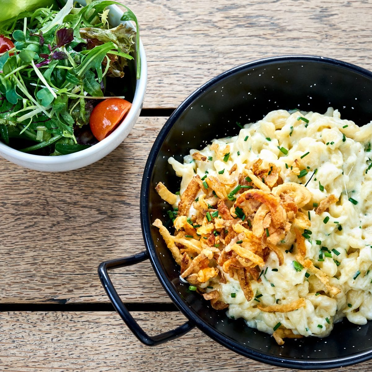 Kässpatzen mit Röstzwiebeln und Salat aus der Spezlwirtschaft München
