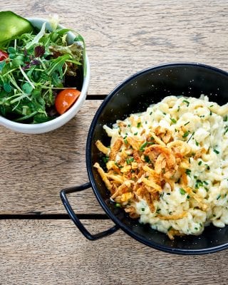 Kässpatzen mit Röstzwiebeln und Salat aus der Spezlwirtschaft München