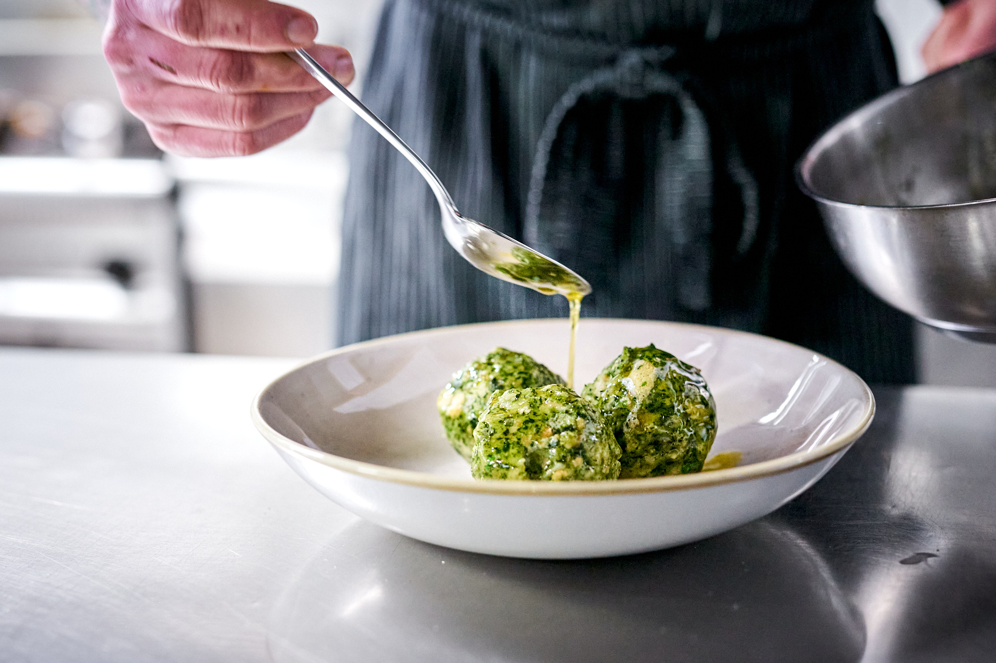 Spinatknödel mit brauner Butter und Parmesan aus der Spezlwirtschaft München