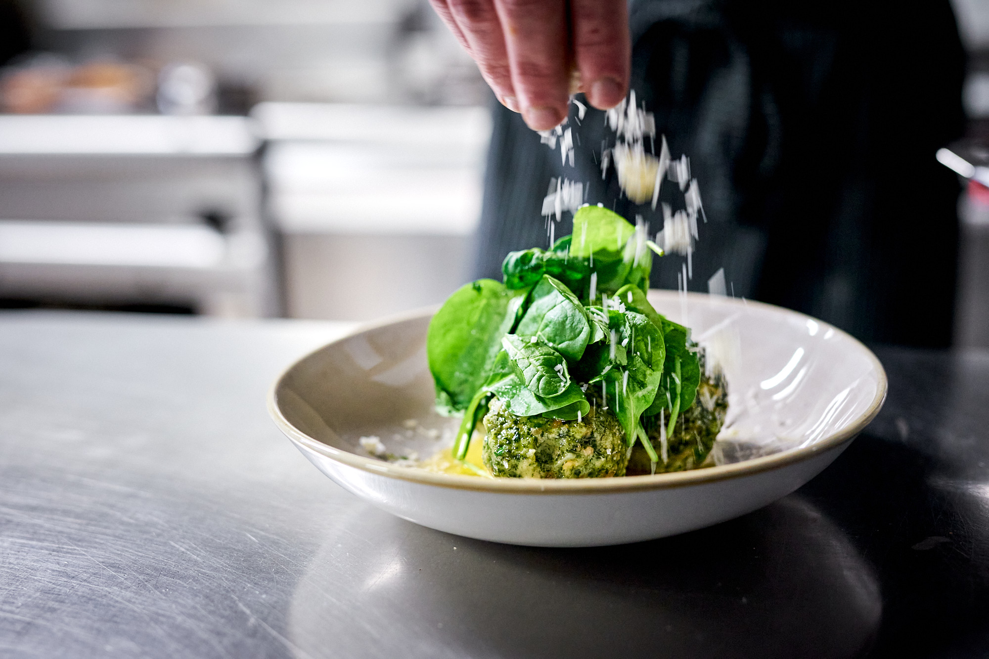 Spinatknödel mit brauner Butter und Parmesan aus der Spezlwirtschaft München