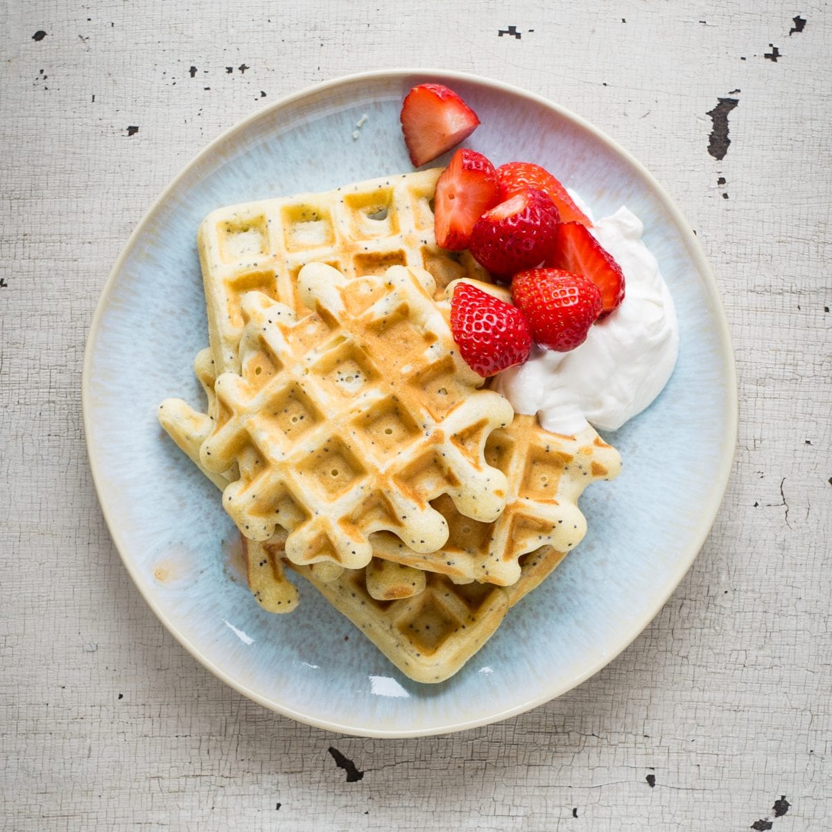 Mohn-Ricotta-Waffeln mit Erdbeeren