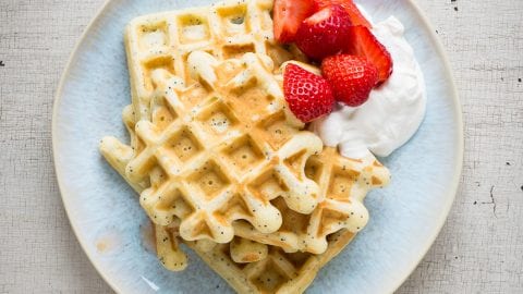 Mohn-Ricotta-Waffeln mit Erdbeeren