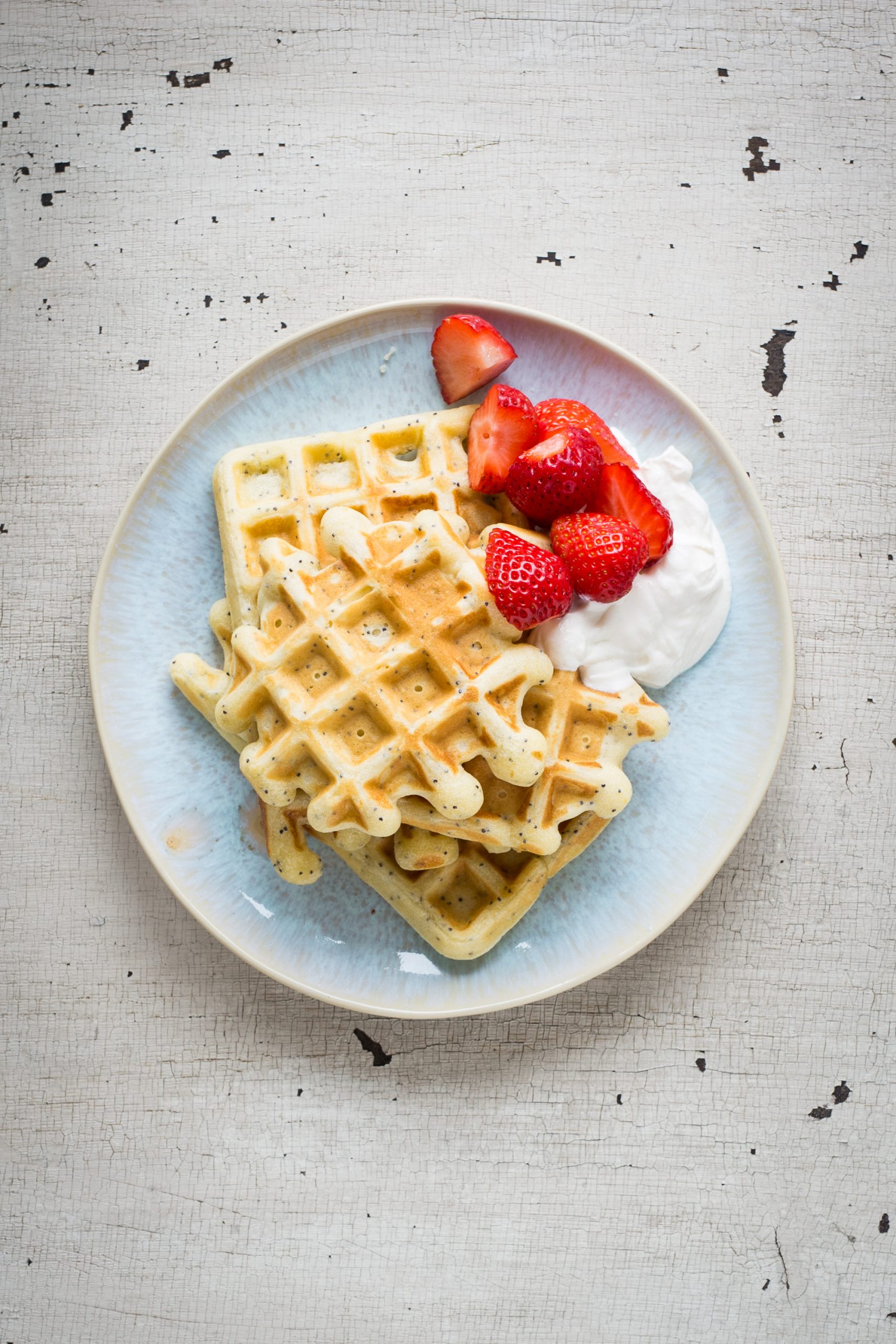 Mohn-Ricotta-Waffeln mit Erdbeeren