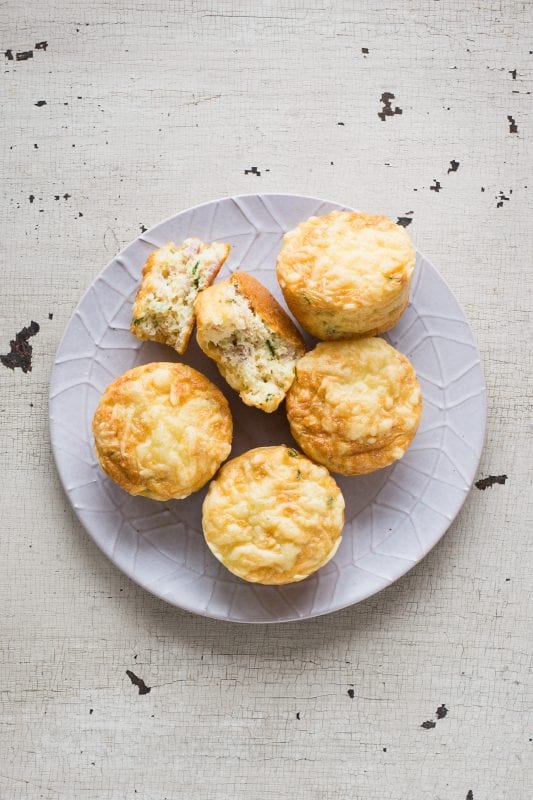 Rührei-Muffins mit Speck und Käse zum Brunch und Frühstück
