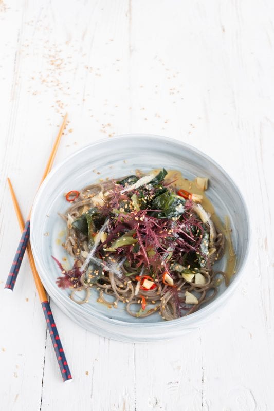 Algensalat mit Soba-Nudeln