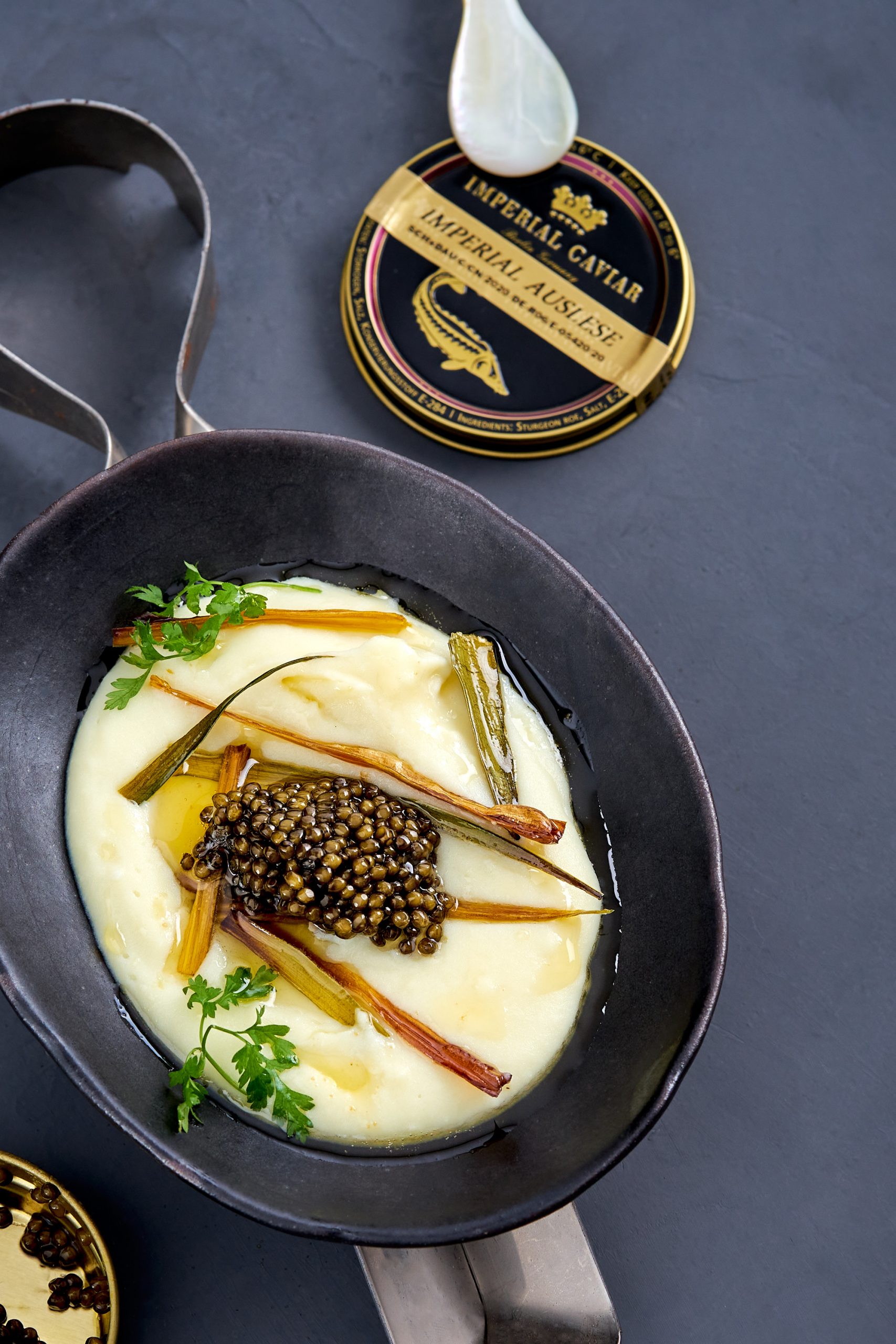 Kaviar mit Kartoffelpüree, brauner Butter & Kardamom | Imperial Caviar Auslese