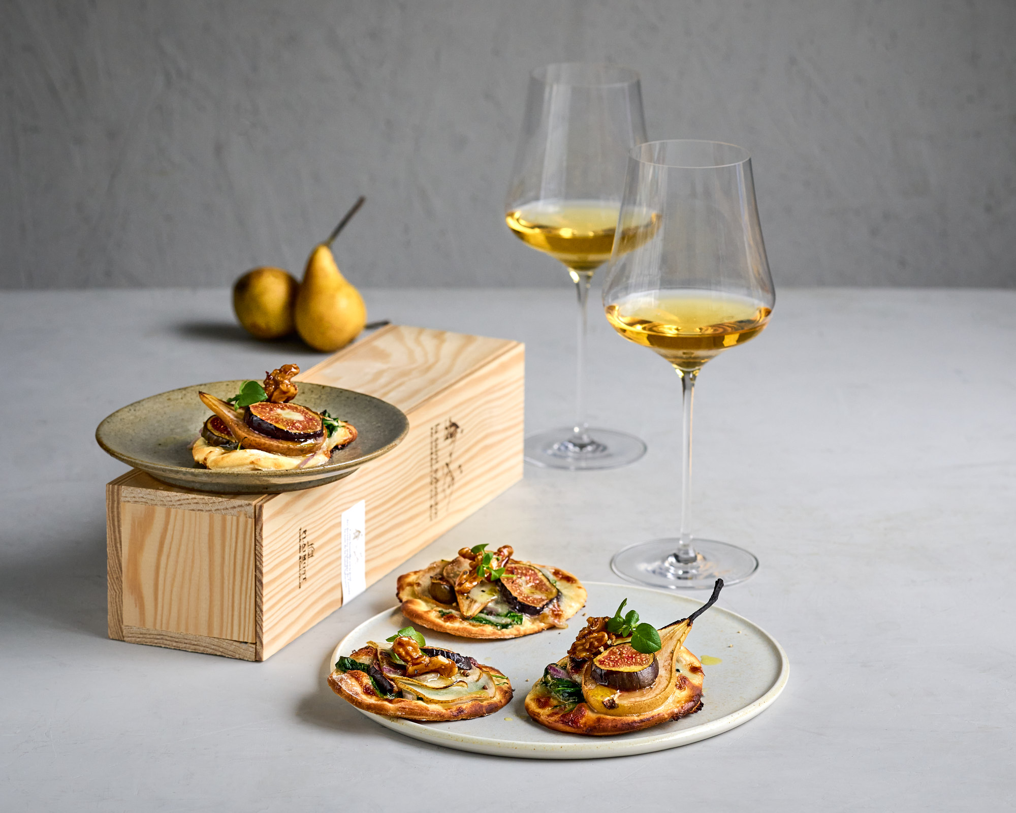 Zum Süßwein: Snack-Pizza mit Gorgonzola &amp; Birnen